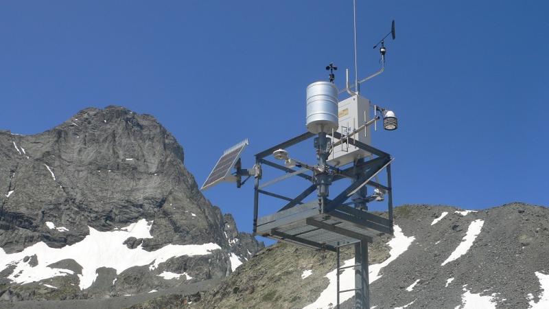 AWS (owner ARPA Piemonte) and our albedometer