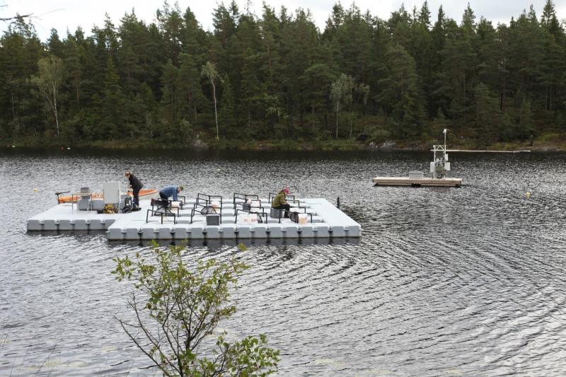 The floating AquaNet platform (foreground) on Essjön. Photographer: Leif Klemedtsson