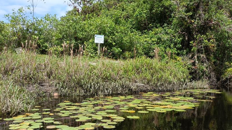 Sign indicating a protected area in Guaraguaçu River
