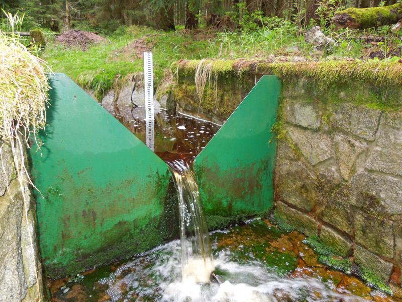 V-notch weir at Lysina during a medium flow (May 29, 2013)