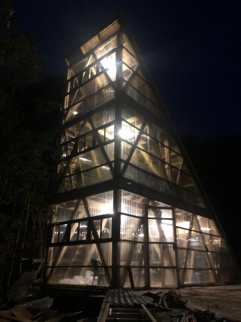 torre de servicios noche